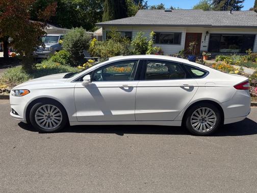 White 2016 Ford Fusion Hybrid SE