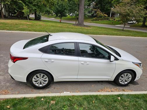 White 2019 Hyundai Accent SE
