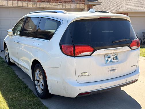 White 2018 Chrysler Pacifica Limited