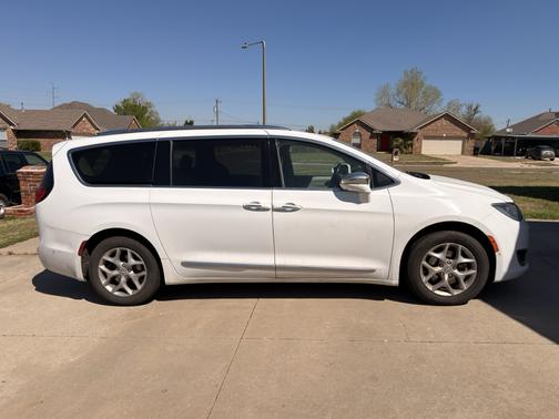 White 2018 Chrysler Pacifica Limited