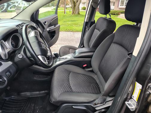 Gray 2017 Dodge Journey SE