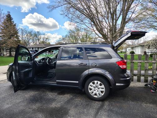 Gray 2017 Dodge Journey SE