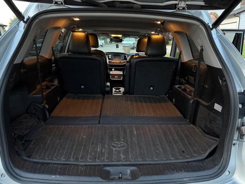 Silver 2018 Toyota Highlander SE