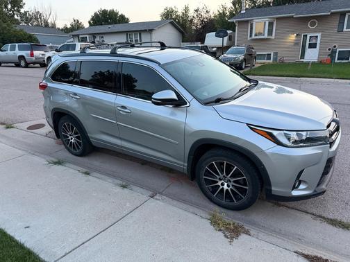 Silver 2018 Toyota Highlander SE