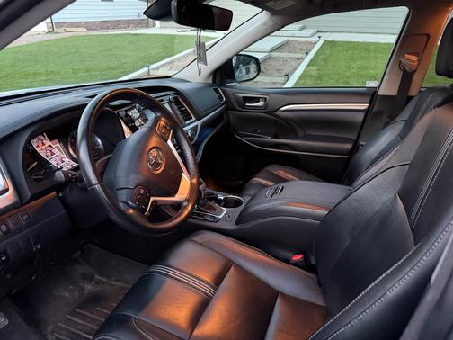 Silver 2018 Toyota Highlander SE