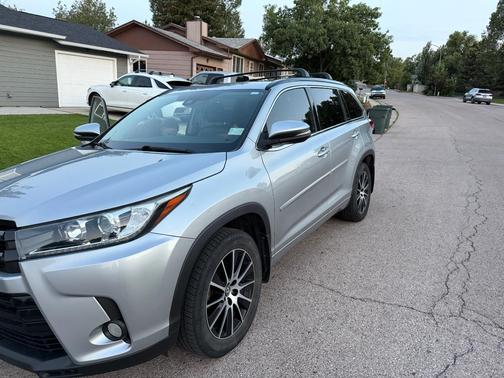 Silver 2018 Toyota Highlander SE
