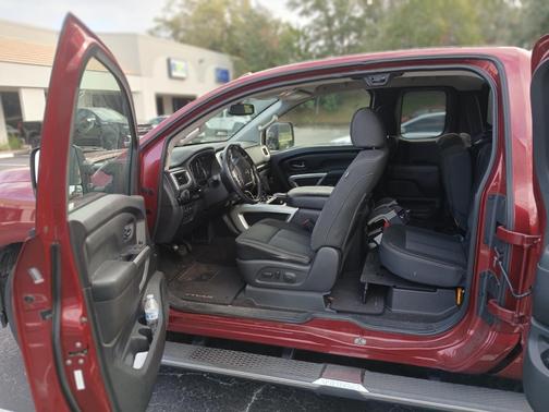 2017 Nissan Titan SV