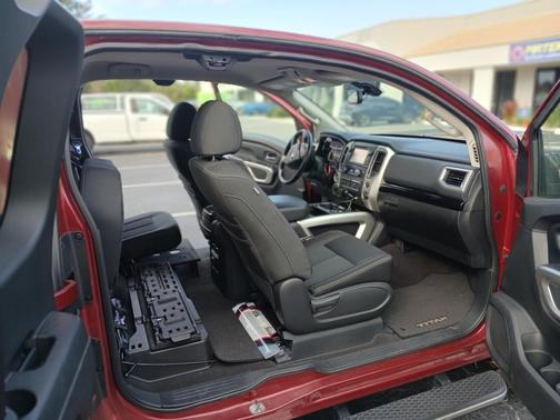 2017 Nissan Titan SV