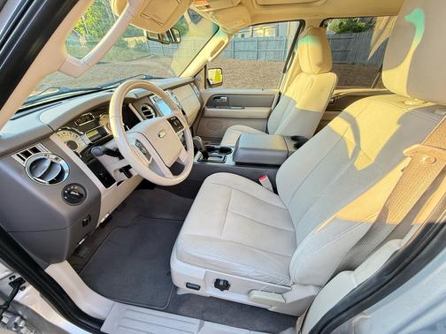 Silver 2014 Ford Expedition XLT