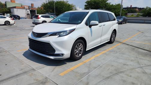 White 2023 Toyota Sienna XLE