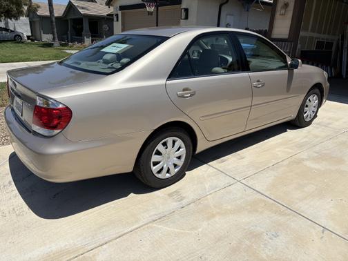 2005 Toyota Camry LE