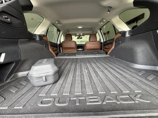 White 2019 Subaru Outback 3.6R Touring