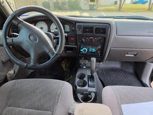 Black 2004 Toyota Tacoma Xtracab