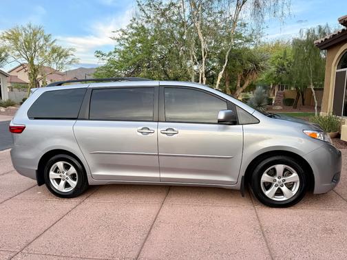 2017 Toyota Sienna LE