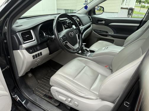 Black 2017 Toyota Highlander Hybrid XLE