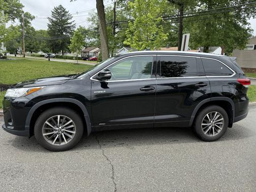 Black 2017 Toyota Highlander Hybrid XLE