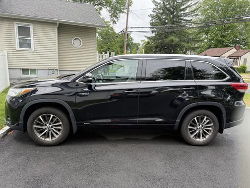 Black 2017 Toyota Highlander Hybrid XLE
