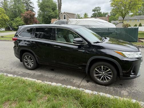 Black 2017 Toyota Highlander Hybrid XLE