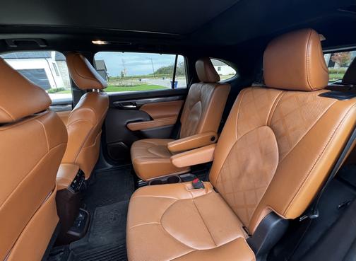 2022 Toyota Highlander Hybrid Platinum