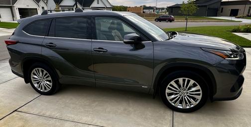 2022 Toyota Highlander Hybrid Platinum