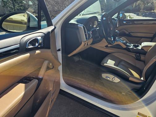 2014 Porsche Cayenne Cayenne Platinum Edition