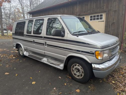 1999 Ford E150 Base