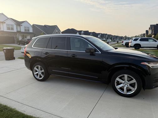Black 2022 Volvo XC90 T5 Momentum