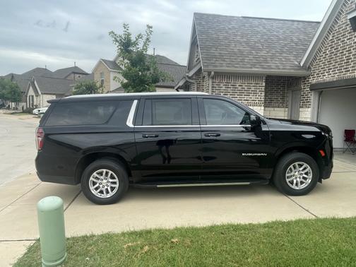 2023 Chevrolet Suburban LT