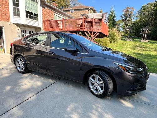 Gray 2017 Chevrolet Cruze LT