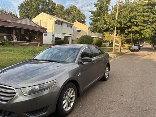 2014 Ford Taurus SE