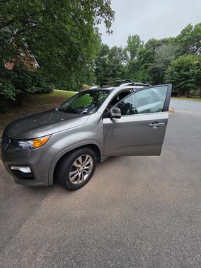 Gray 2013 Kia Sorento SX