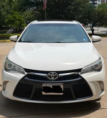White 2016 Toyota Camry SE