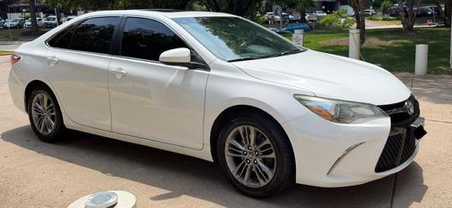 White 2016 Toyota Camry SE