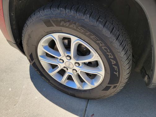 Photo 4 of 15 of 2015 Jeep Grand Cherokee Laredo