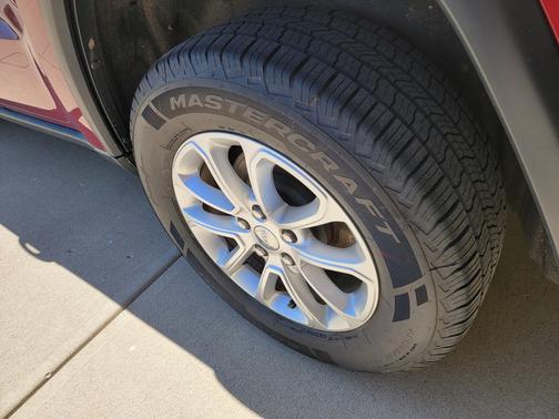 Photo 5 of 15 of 2015 Jeep Grand Cherokee Laredo