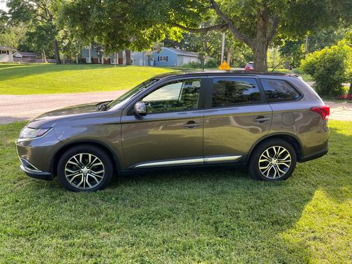 Brown 2016 Mitsubishi Outlander SE