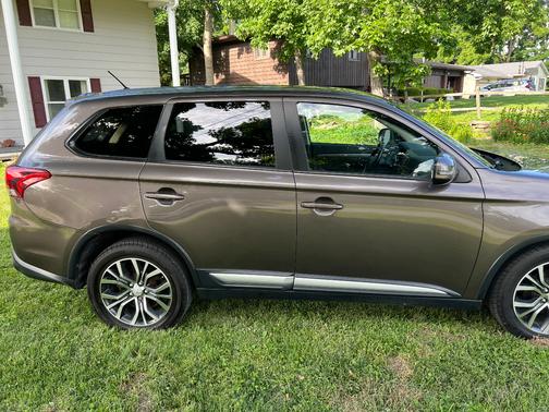 Brown 2016 Mitsubishi Outlander SE