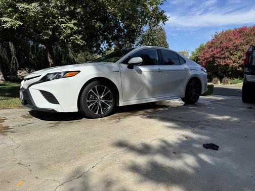 White 2020 Toyota Camry Hybrid SE