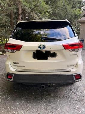 White 2019 Toyota Highlander Hybrid Limited