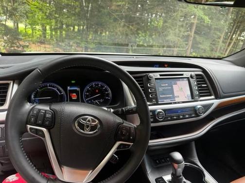 White 2019 Toyota Highlander Hybrid Limited
