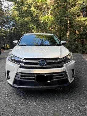 White 2019 Toyota Highlander Hybrid Limited