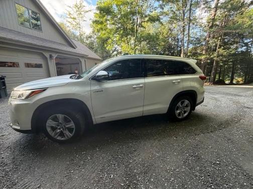 White 2019 Toyota Highlander Hybrid Limited