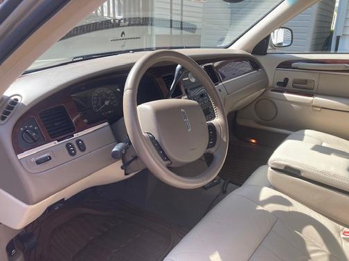 2005 Lincoln Town Car Signature