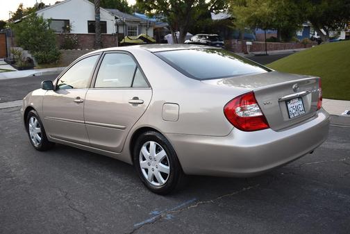 Gold 2004 Toyota Camry XLE