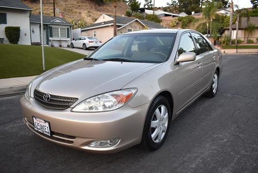 Gold 2004 Toyota Camry XLE