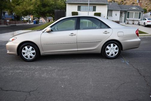 Gold 2004 Toyota Camry XLE