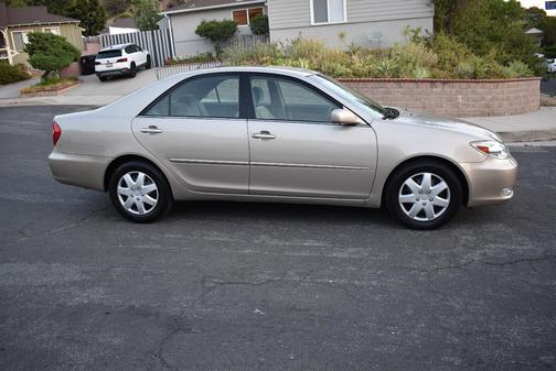 Gold 2004 Toyota Camry XLE