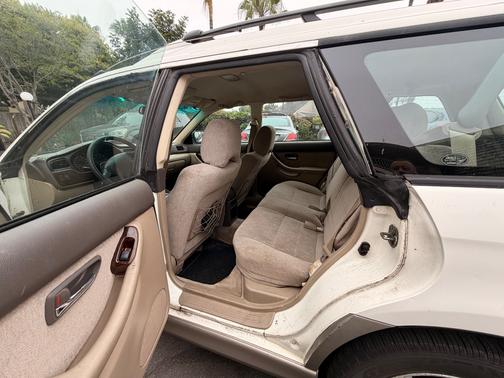 White 2001 Subaru Outback Base