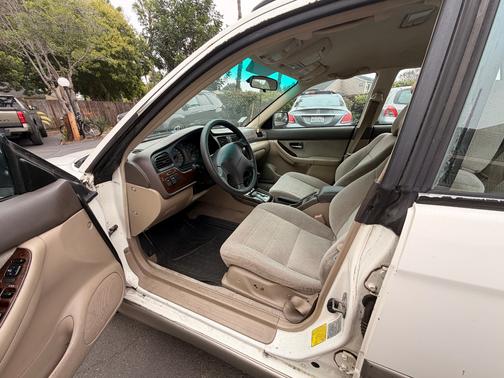 White 2001 Subaru Outback Base