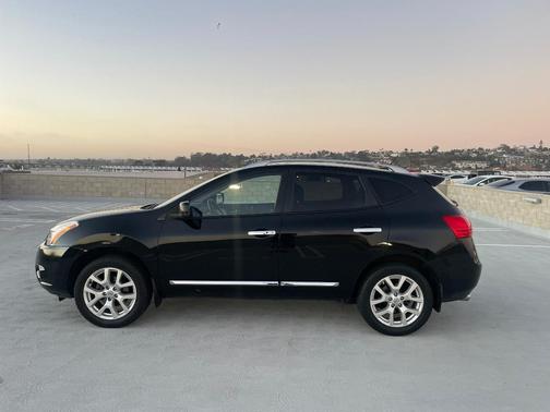 Black 2011 Nissan Rogue SV